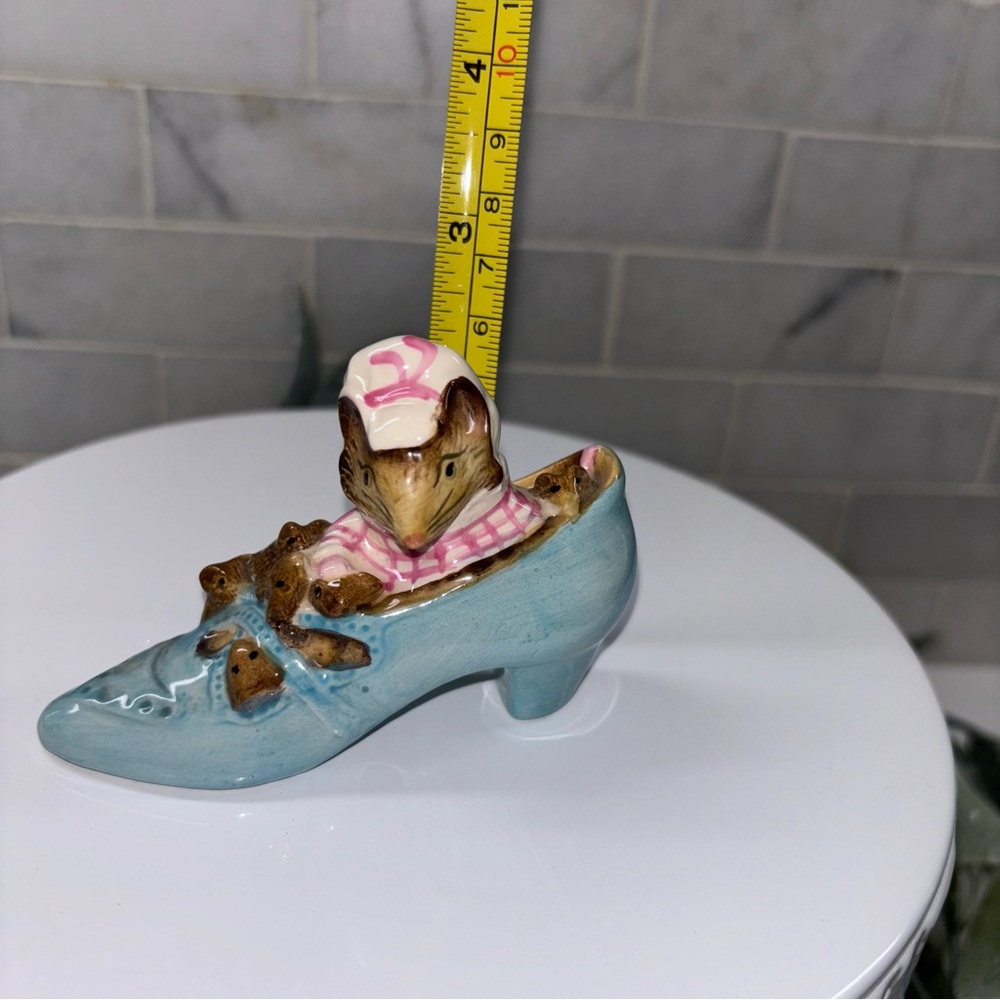 Beatrix Potter Old Woman in Shoe – Charming Mouse Figurine in Blue Shoe - Picture 6 of 6